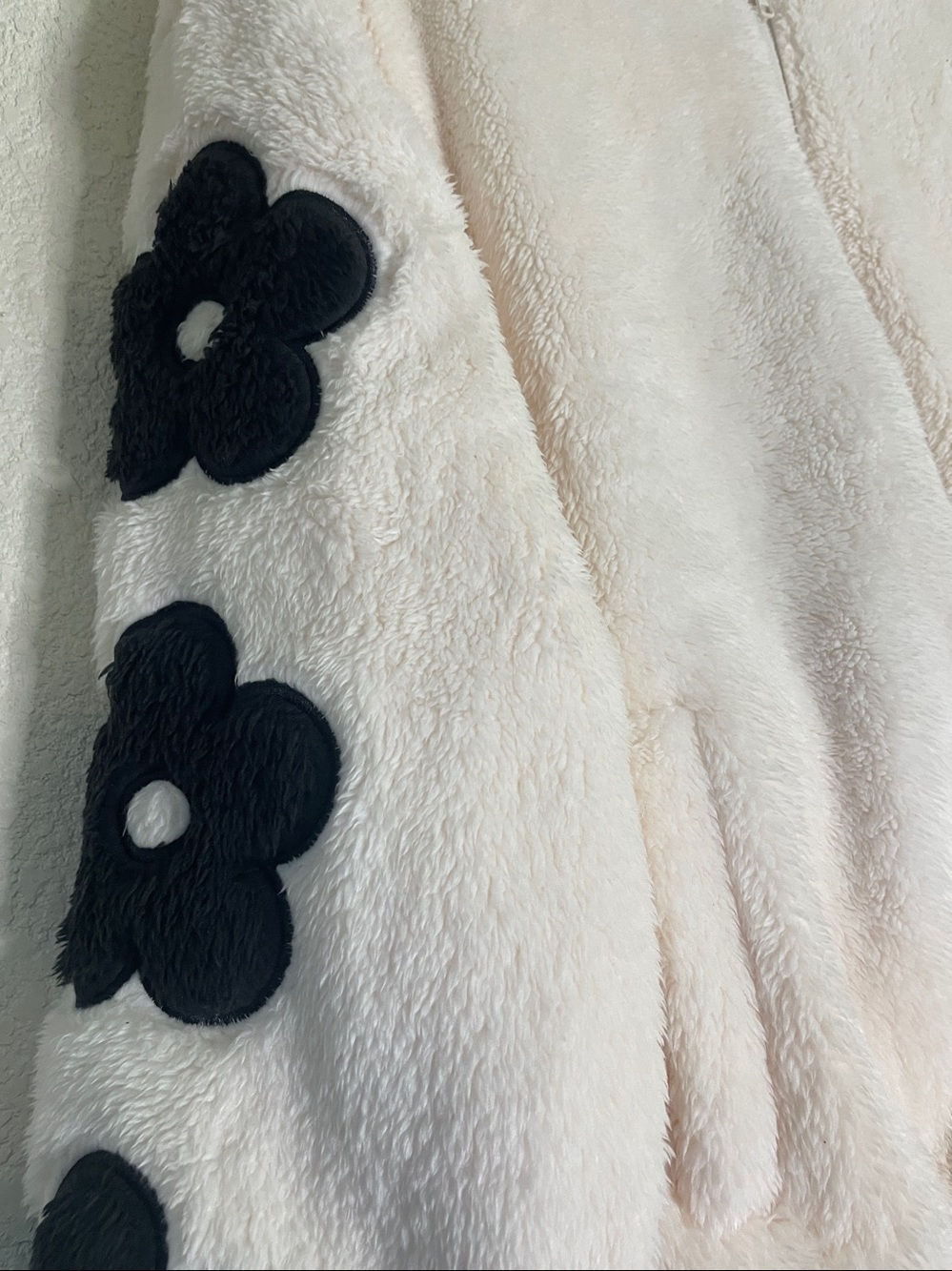 entro Cozy Faux Fur Jacket floral appliqué - Picture 3 of 12